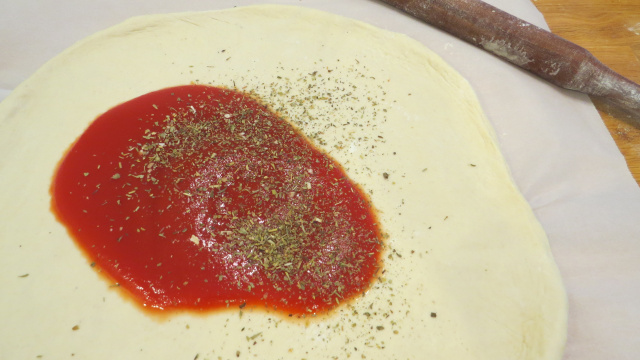 No-Knead Pizza -- Everyday Homemaking