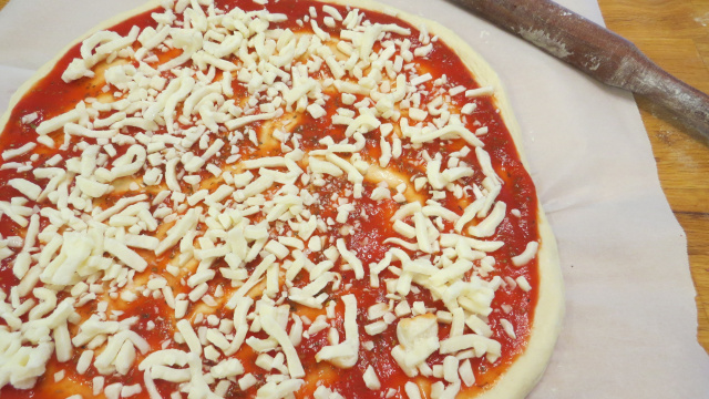 No-Knead Pizza -- Everyday Homemaking