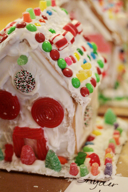 Gingerbread House Decorating -- Everyday Homemaking